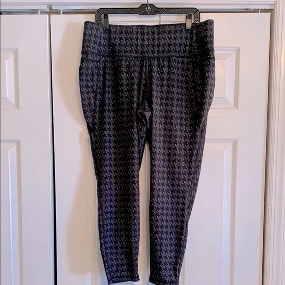Livi Active Black and Gray Leggings 7/8 length, size 18/20, EUC - Picture 1 of 10